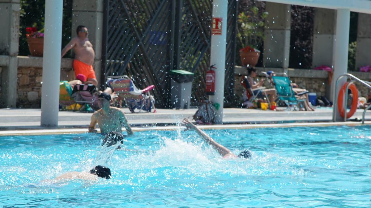 Gran ambiente en las piscinas del Multiusos de Sar para estrenar el verano