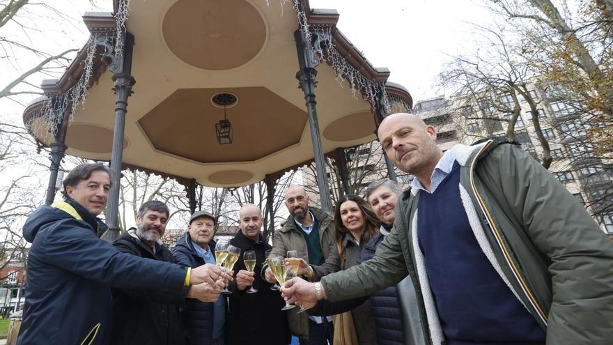 Por la izquierda, Chus Iglesias, Víctor Arbesuk, Luis Gallego, Pedro Arboleya, Marcos Galende, Marta Álvarez, María José Ondina y Carlos Fernández, durante el brindis con los lectores de LA NUEVA ESPAÑA.  | MIKI LÓPEZ