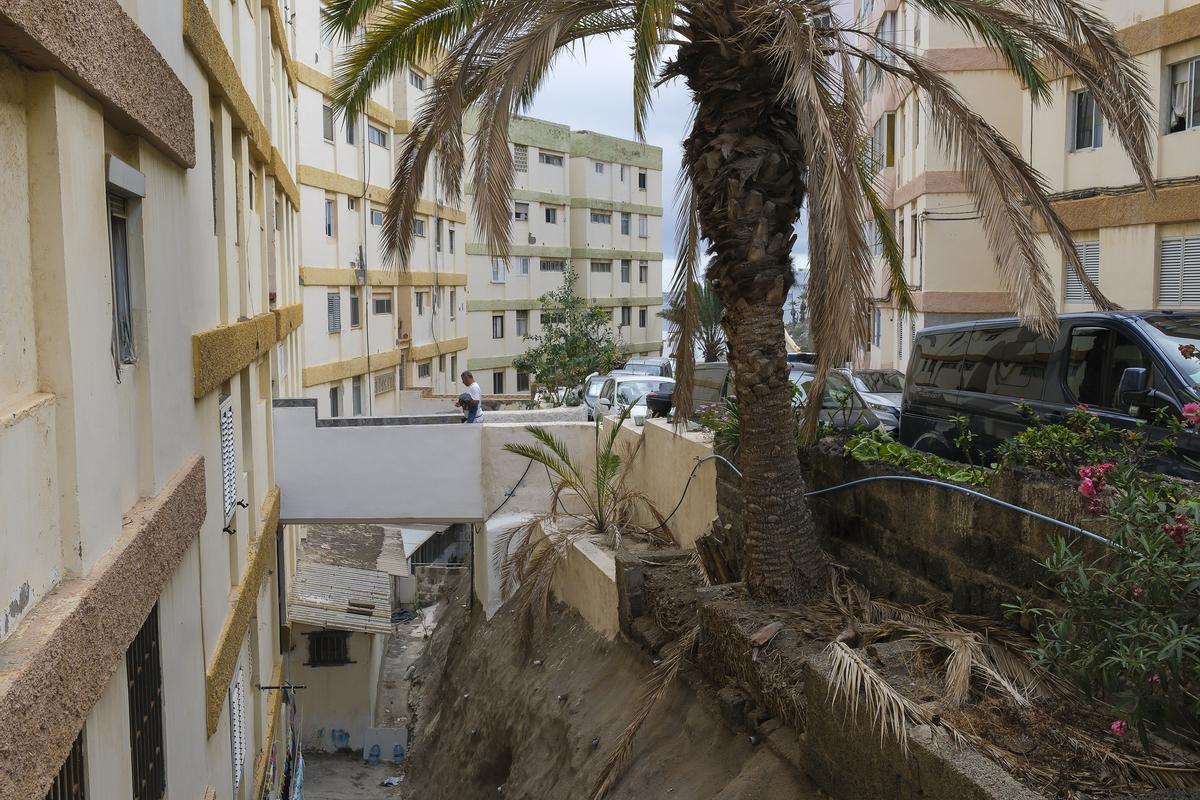 Un vecino de Hoya de La Plata accede al edificio a través de una pasarela.