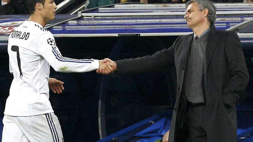 Ronaldo y Mourinho se dan la mano en un partido con el Real Madrid. // Efe