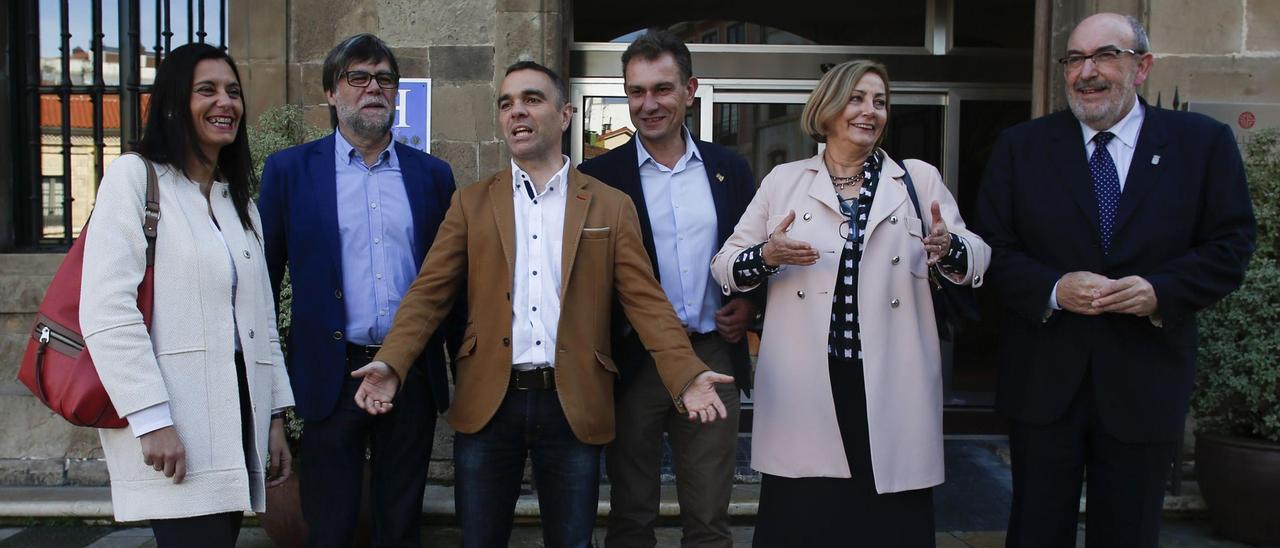 Los alcaldes de la comarca, reunidos por LA NUEVA ESPAÑA. Por la izquierda, Yasina Triguero, Alberto Tirador, Iván Fernández, Jorge Suárez , Mariví Monteserín y Jaime Menéndez Corrales.