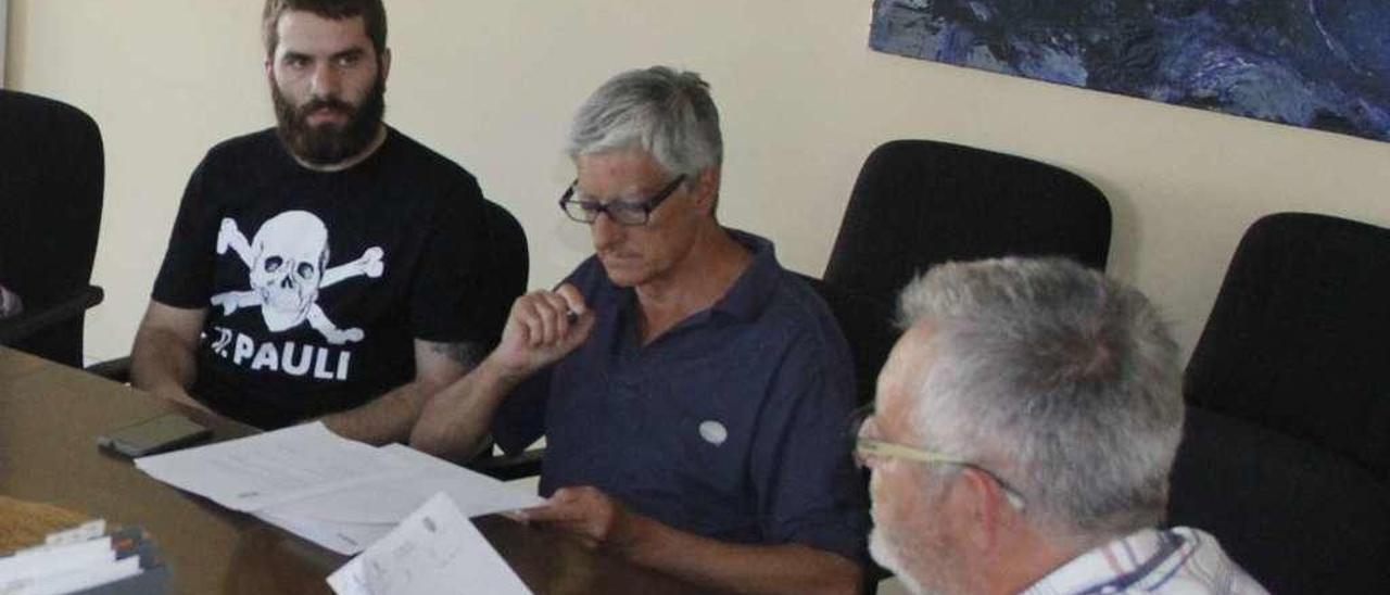 Andrés García Bastón, a la izquierda, en una reunión del gobierno municipal. // Gonzalo Núñez
