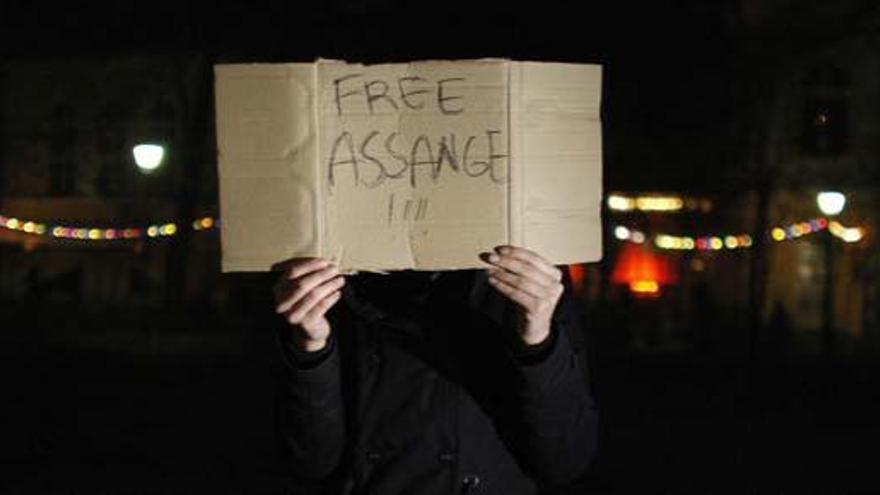 Un manifestante pide la liberación de Assange.