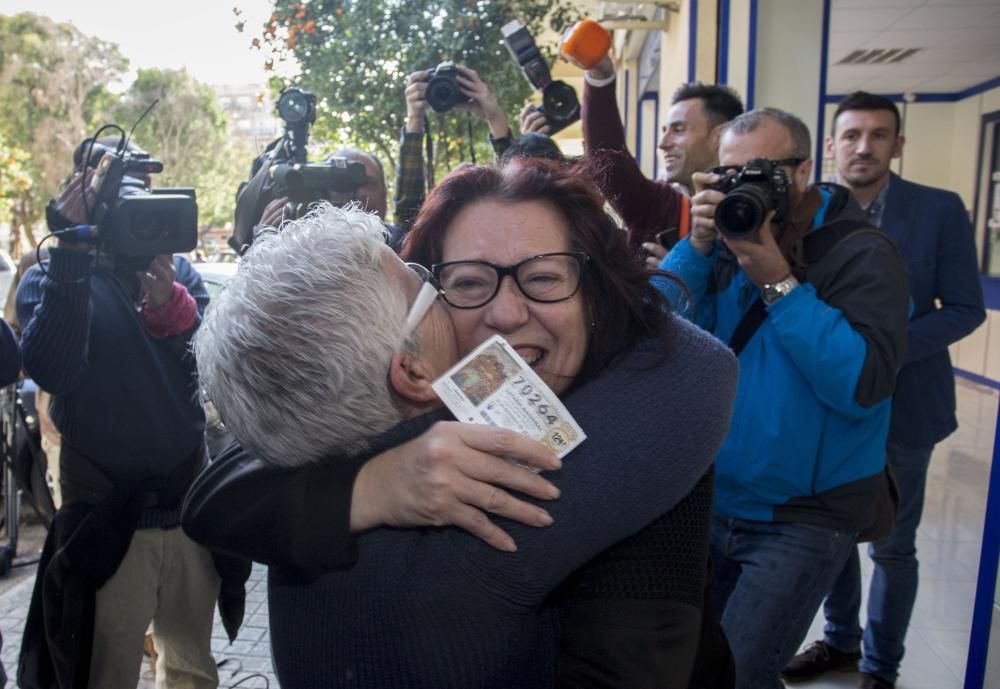 Celebración del quinto premio en la administración de lotería de la Fuensanta