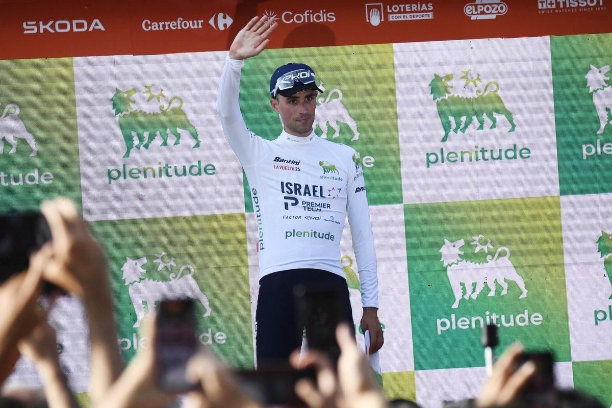 El ciclista británico Ethan Vernon, en el podio, los primeros días de Vuelta.