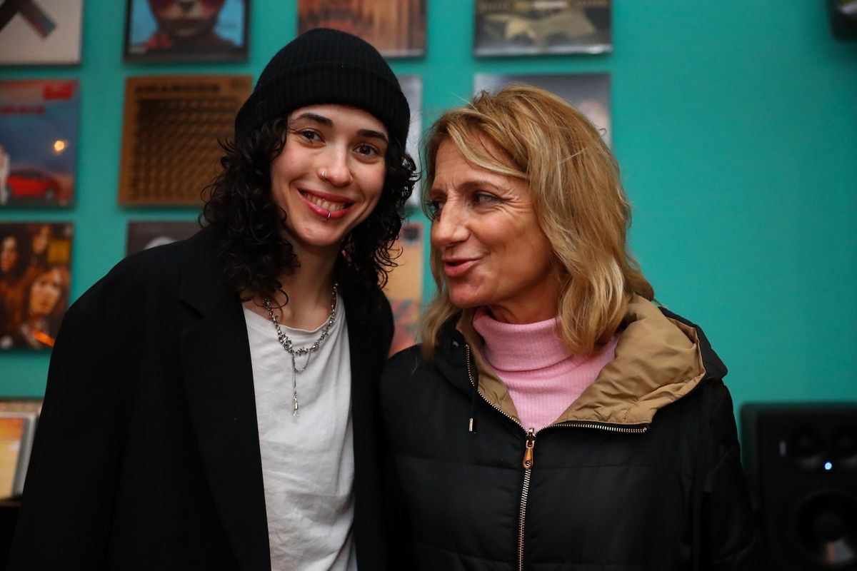 La cantante con una de sus seguidoras.