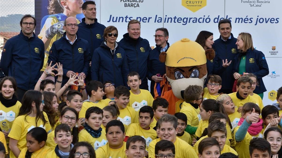 Inauguración del Cuyff Court, con Koeman al fondo.