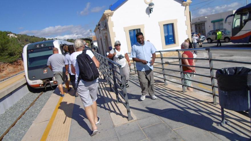 Viajeros en la estación de Calp