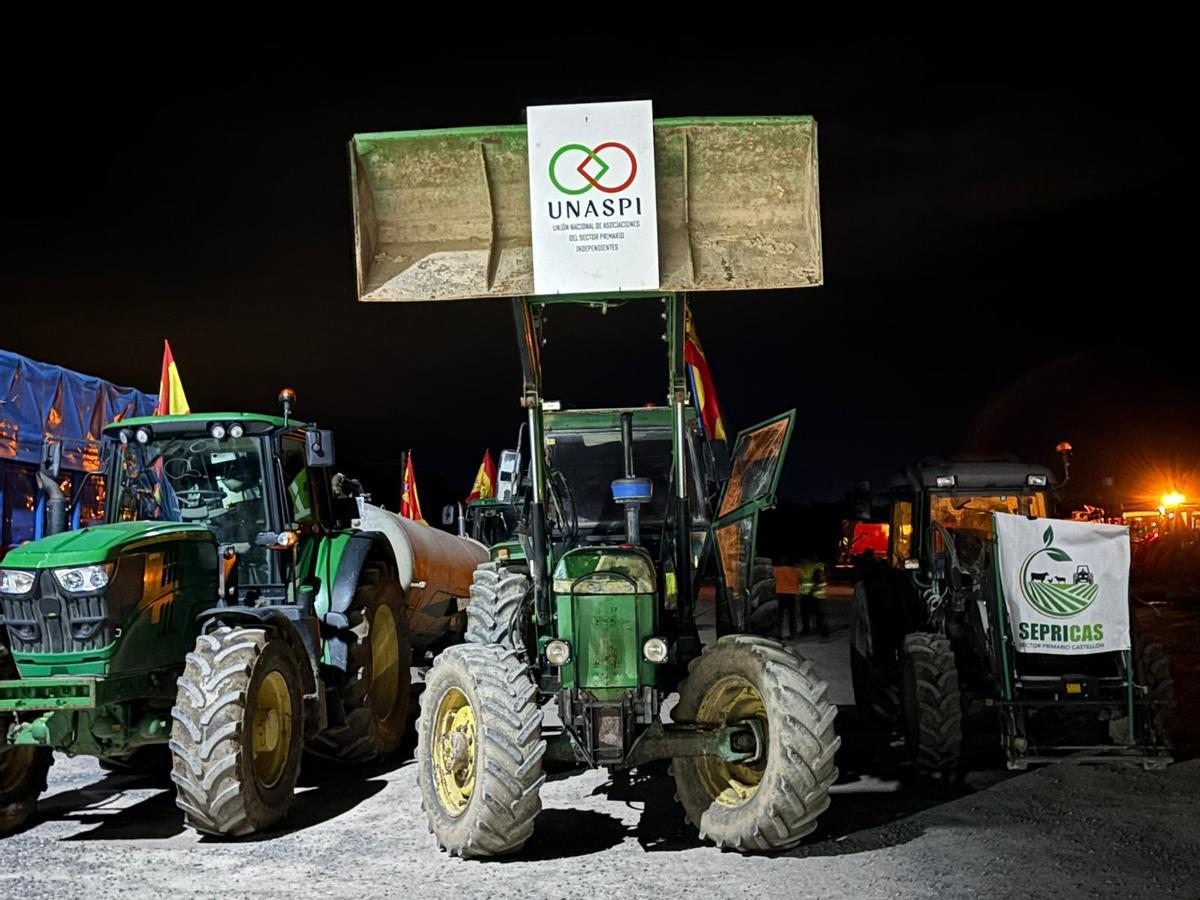 Algunos agricultores han llegado a la concentración con sus tractores.
