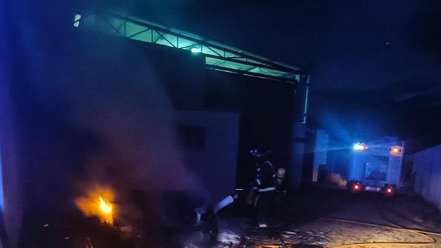 Arde un vehículo en el tercer incendio urbano registrado en Cambados en apenas quince días