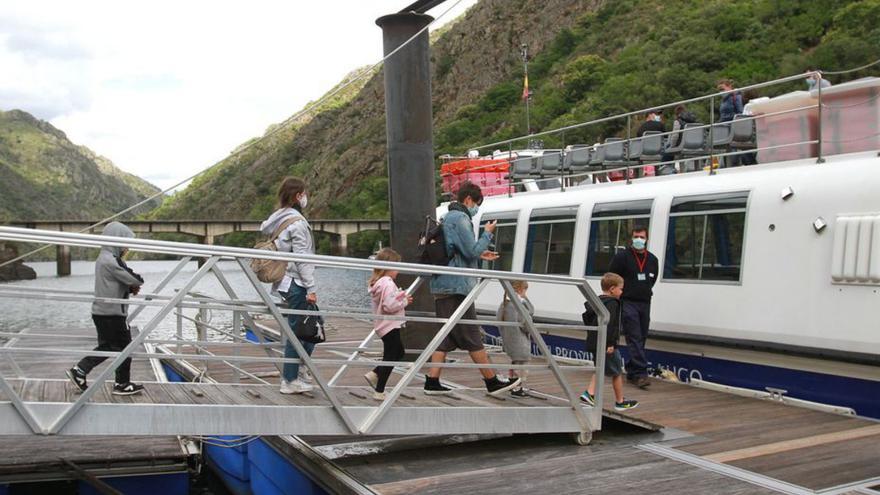 Paseo en catamarán con guía por la Ribeira Sacra. |   // IÑAKI OSORIO