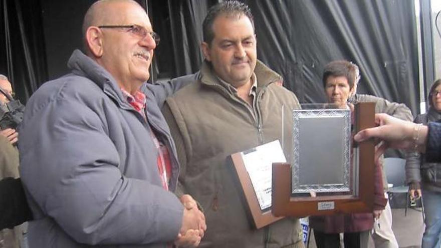 El pescador Enrique García, a la izquierda, con Vicente Cueto, tras cerrar el trato por el campanu.