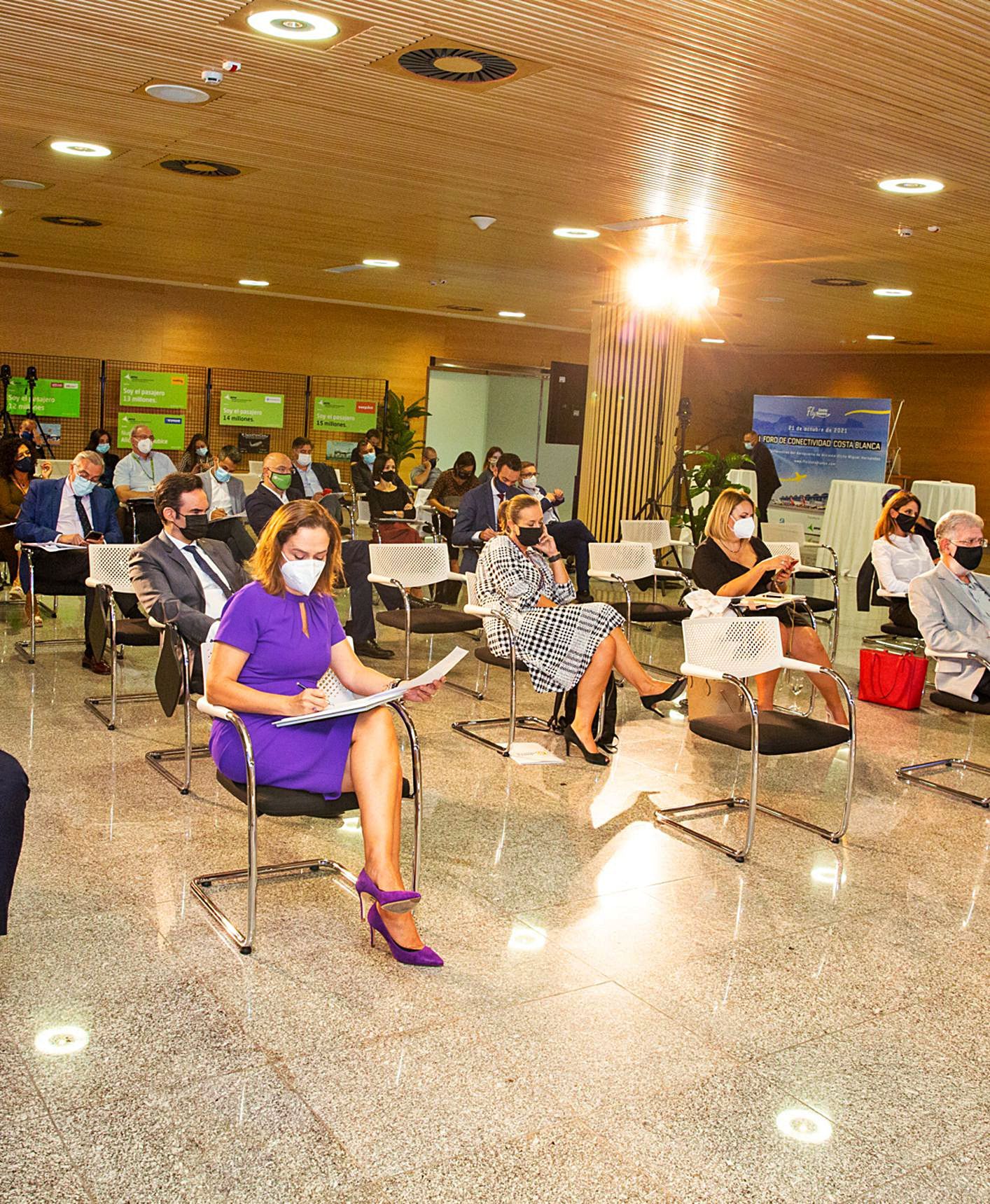 Laura Navarro, directora del aeropuerto, Leire Bilbao (Visit Benidorm) y Nuria Montes (Hosbec). | RAFA ARJONES