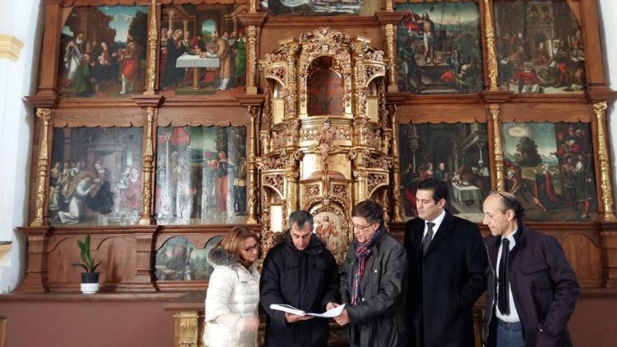 Las autoridades, junto al retablo restaurado