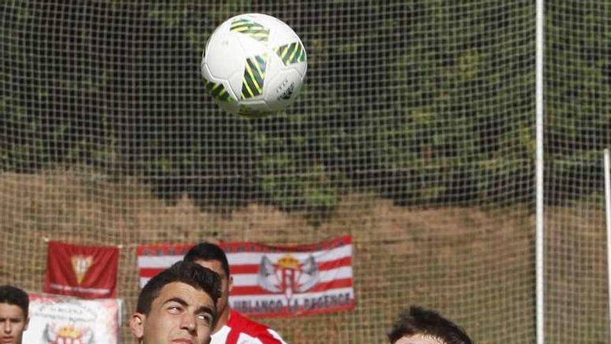 Claudio y Chiqui Piquero disputan un balón en el encuentro de la primera vuelta.