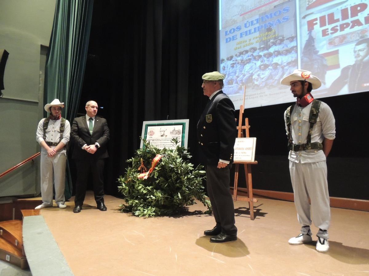 El concejal Enrique Montalvá junto a los militares