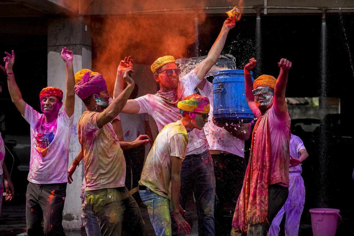 Celebraciones del Holi en el templo Kalupur Swaminarayan , India.