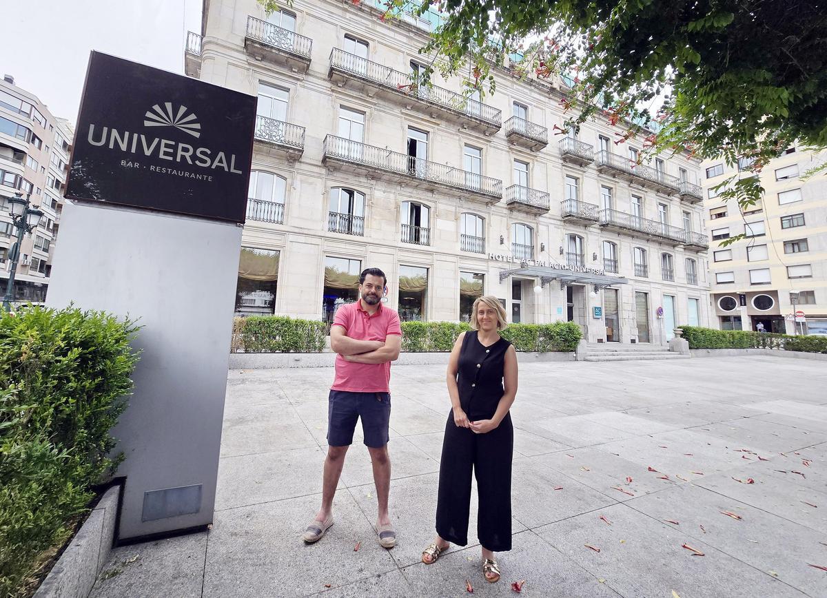 Los dueños de Silabario, el chef Alberto González Prelcic, y la jefa de sala Goretti Álvarez, en la terraza del hotel Universal.