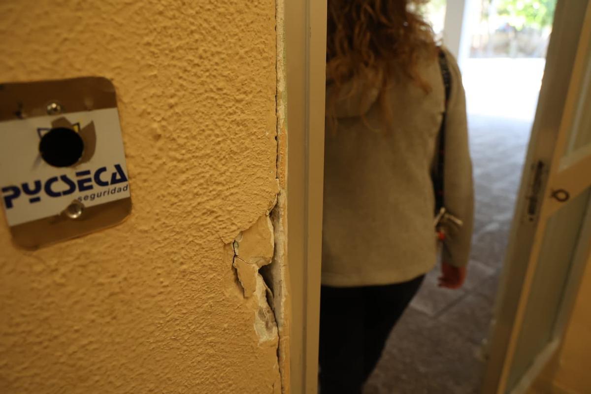 Agujeros en una de las paredes del colegio de Alicante