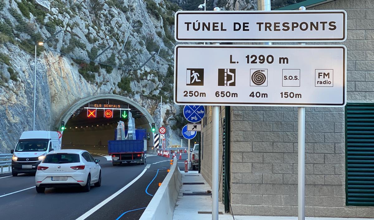 Pla obert de la boca sud del túnel de Tresponts, a la C-14, amb vehicles circulant-hi. Imatge del 3 de desembre de 2021. (Horitzontal)