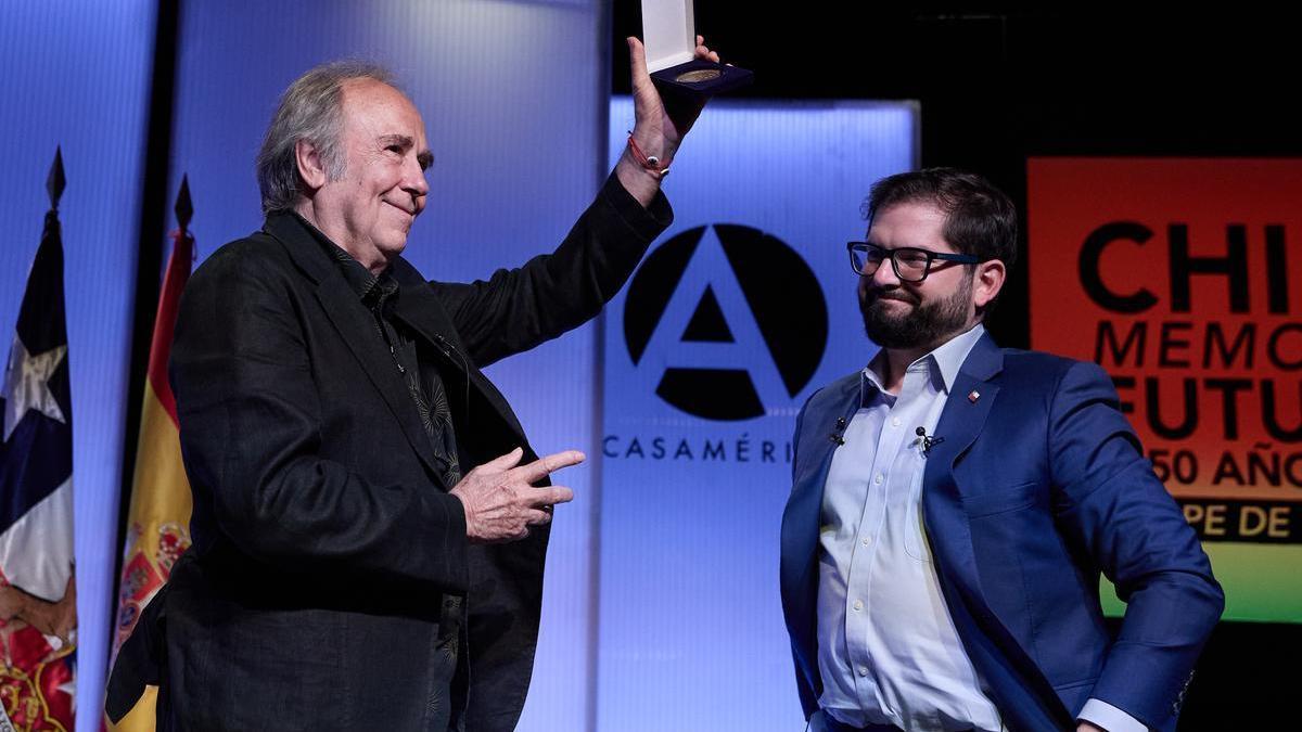 El presidente chileno, Gabriel Boric, entrega una medalla al cantautor Joan Manuel Serrat durante el acto ‘Chile: memoria y futuro a 50 años del golpe de Estado’, en Madrid.
