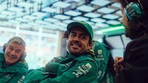 Alonso, en el box de su equipo
