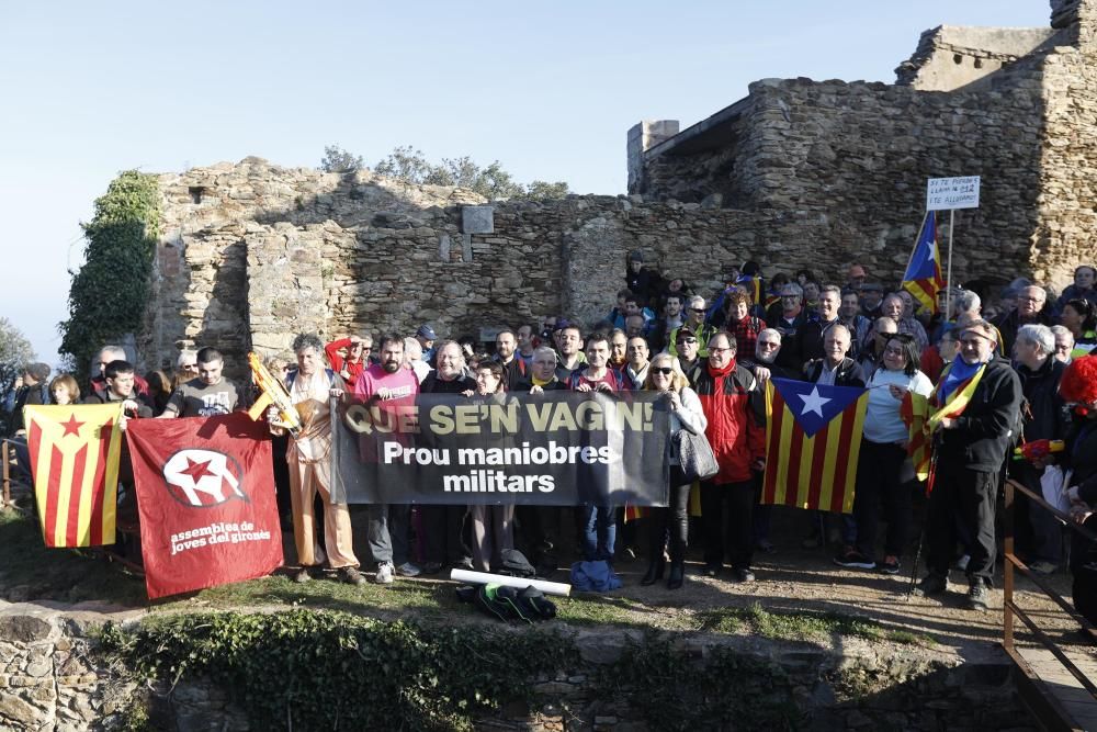 Pujada al castell de Sant Miquel per protestar contra les maniobres convocades per l exercit.