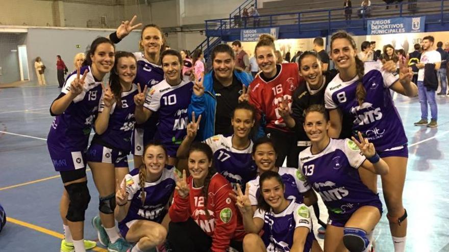 Las jugadoras del Puchi hacen el signo de la victoria en la pista del Villaverde