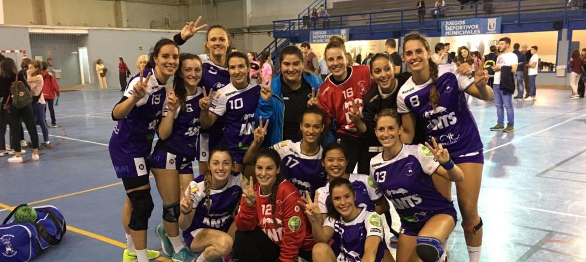 Las jugadoras del Puchi hacen el signo de la victoria en la pista del Villaverde