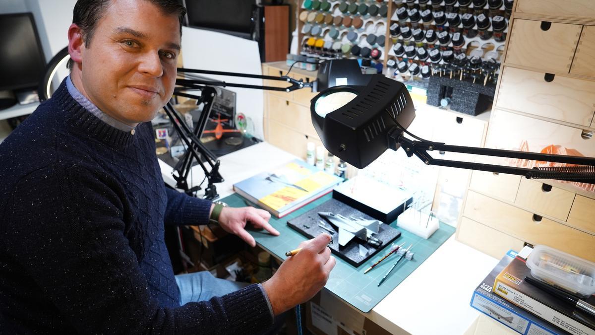 Ignacio Gómez, campeón de España de modelismo en 2023, trabaja en una maqueta de avión en su taller de Madrid.