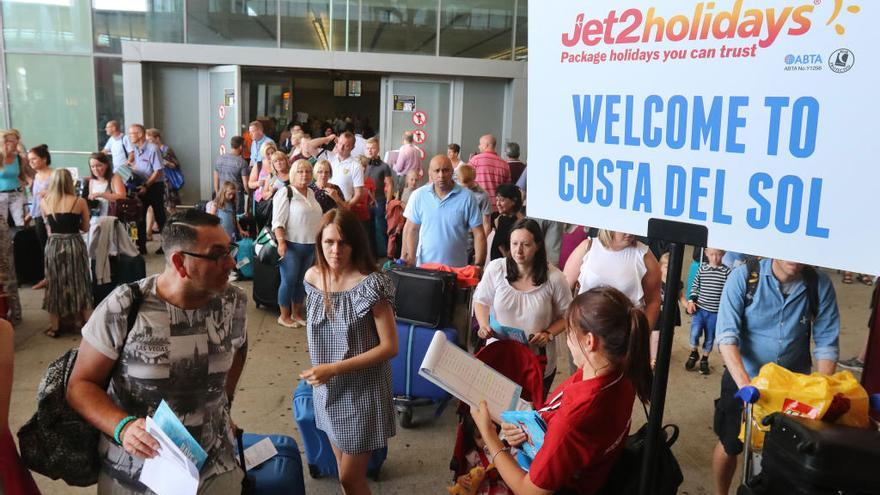 Un grupo de turistas a su llegada al aeropuerto Málaga-Costa del Sol.