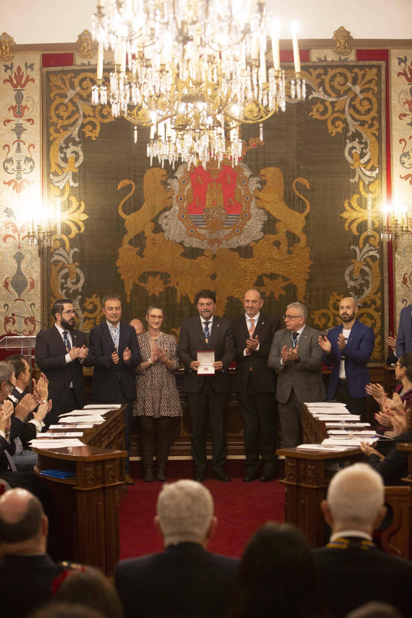 Balmis, la Policía Local, el IES Jorge Juan y la ciudadanía reciben la Medalla de Alicante