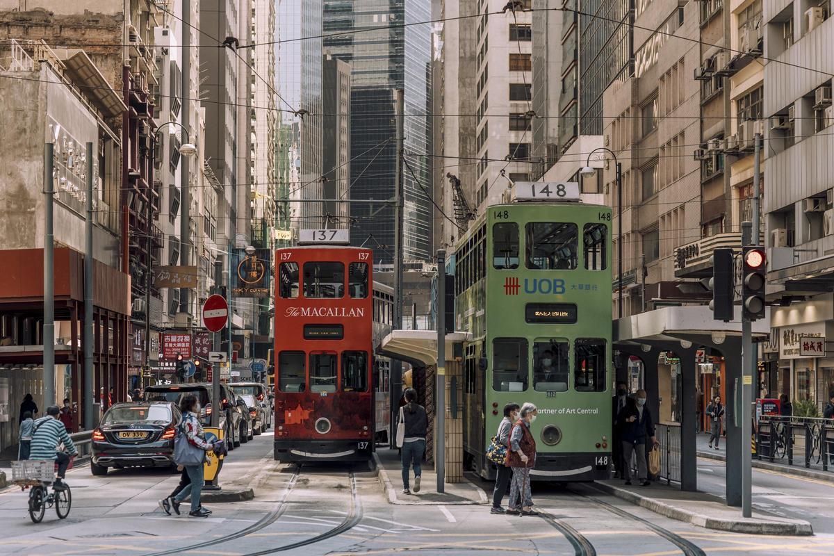 Estampa urbana de Hong Kong con los clásicos autobuses de dos pisos
