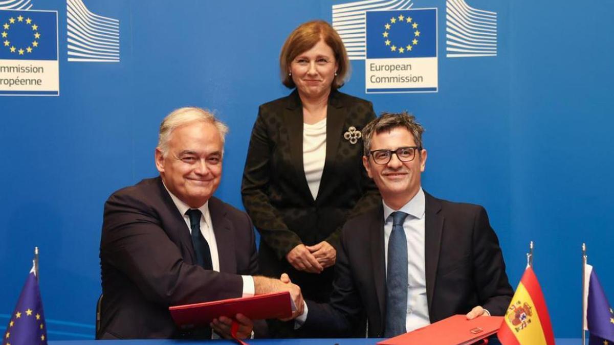González Pons y Félix Bolaños, tras la firma del acuerdo de desbloqueo del CGPJ, y la vicepresidenta de la Comisión Europea, Vera Jourová.