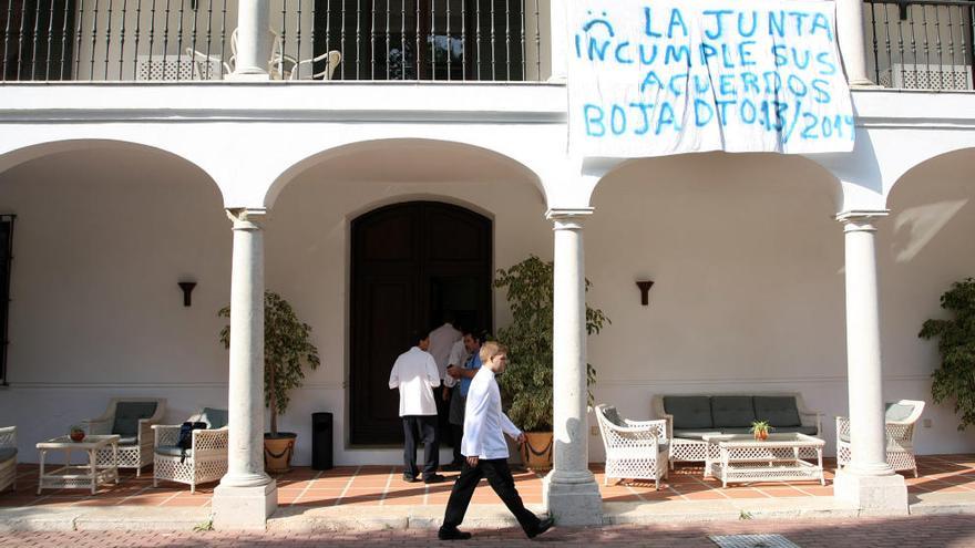 Una pancarta con las denuncias de los trabajadores de La Cónsula.