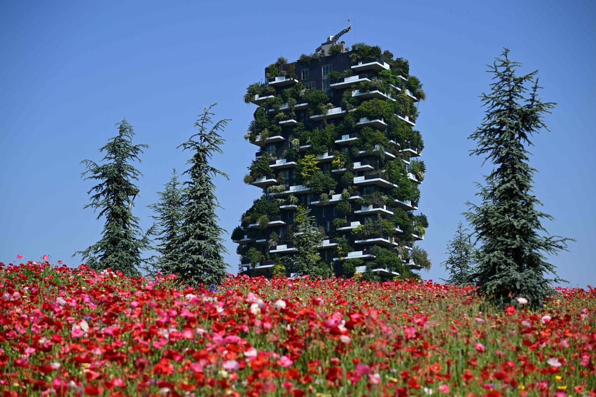 Imagen del 10 de mayo del 2022. Parque botánico Biblioteca de árboles. Detalle del complejo Flores y bosque vertical en el distrito de Porta Nuova en Milán.