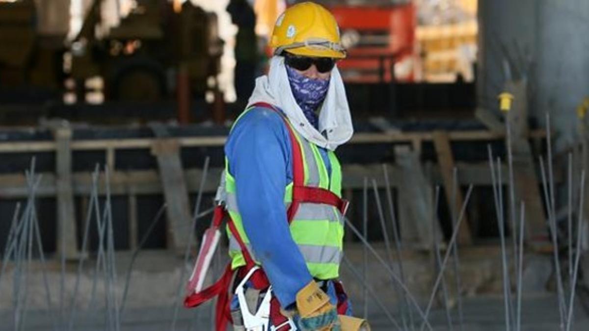 Un trabajador extranjero camina en un edificio en construcción en Doha (Catar).