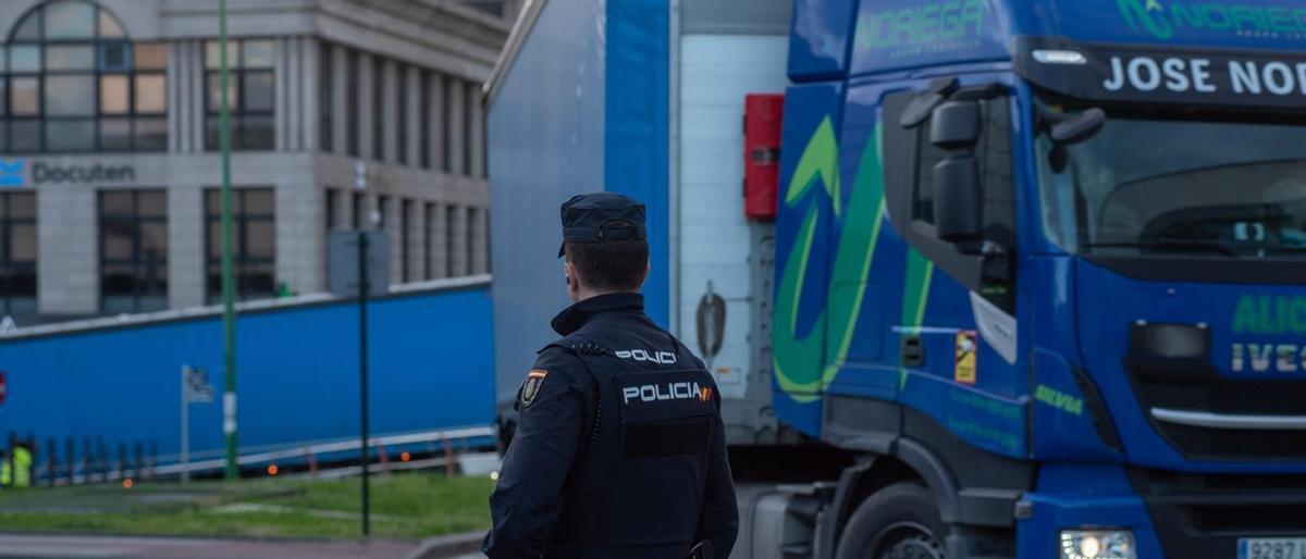 Un camión hace cola en A Coruña, el pasado marzo, escoltado por la Policía Nacional para evitar altercados.