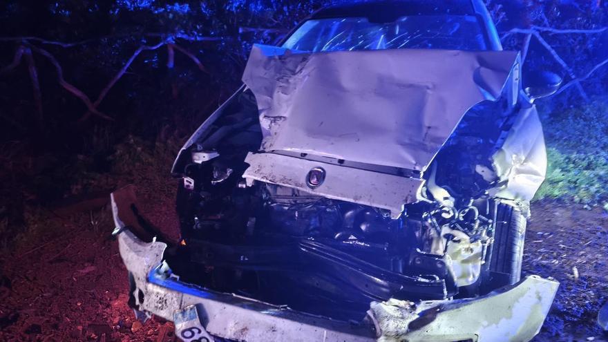 Un conductor se estrella contra una furgoneta estacionada en Alcúdia y huye a pie