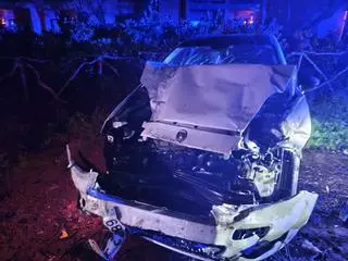 Un conductor se estrella contra una furgoneta estacionada en Alcúdia y huye a pie