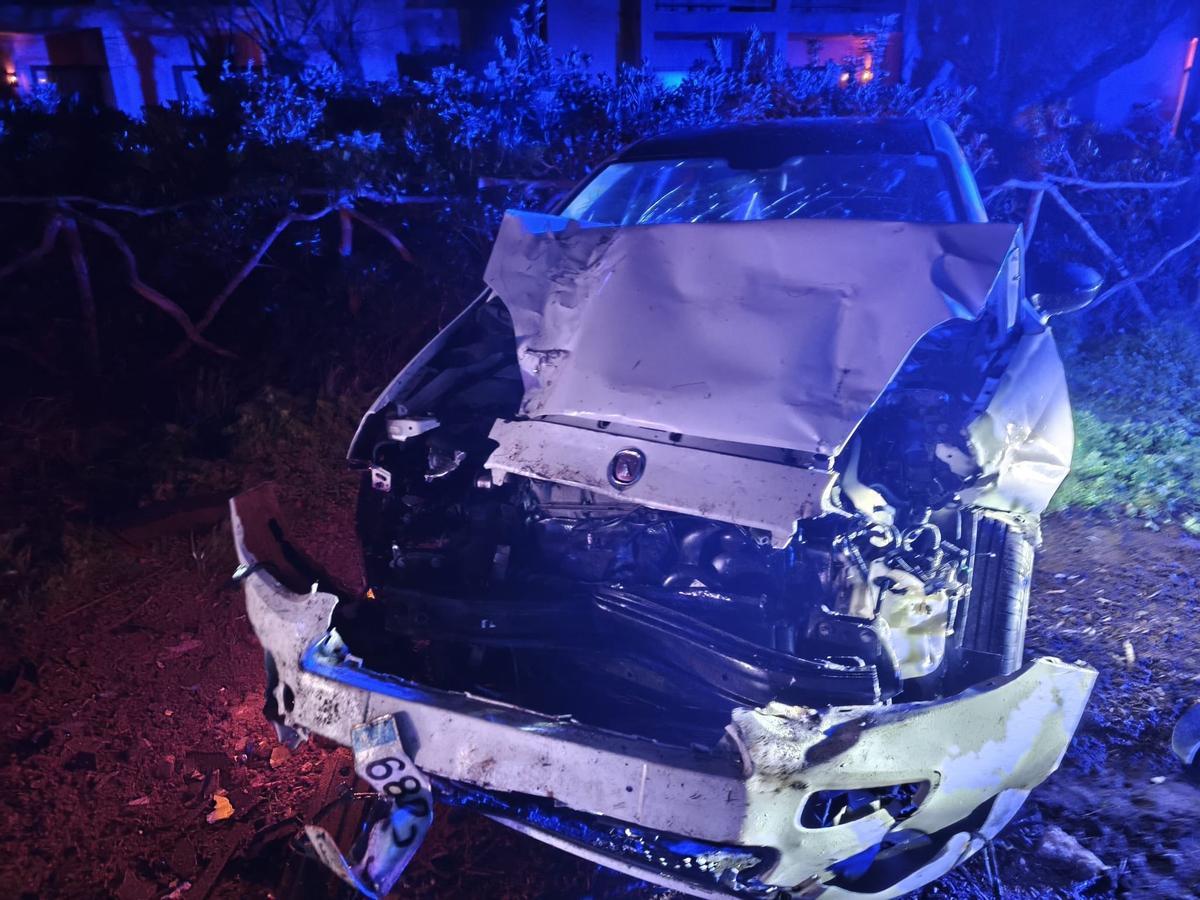 El coche sufrió grandes daños en la colisión.