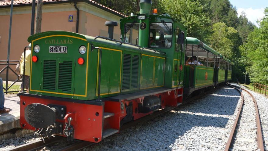 La locomotora i el tren a l&#039;estació del Clot del Moro