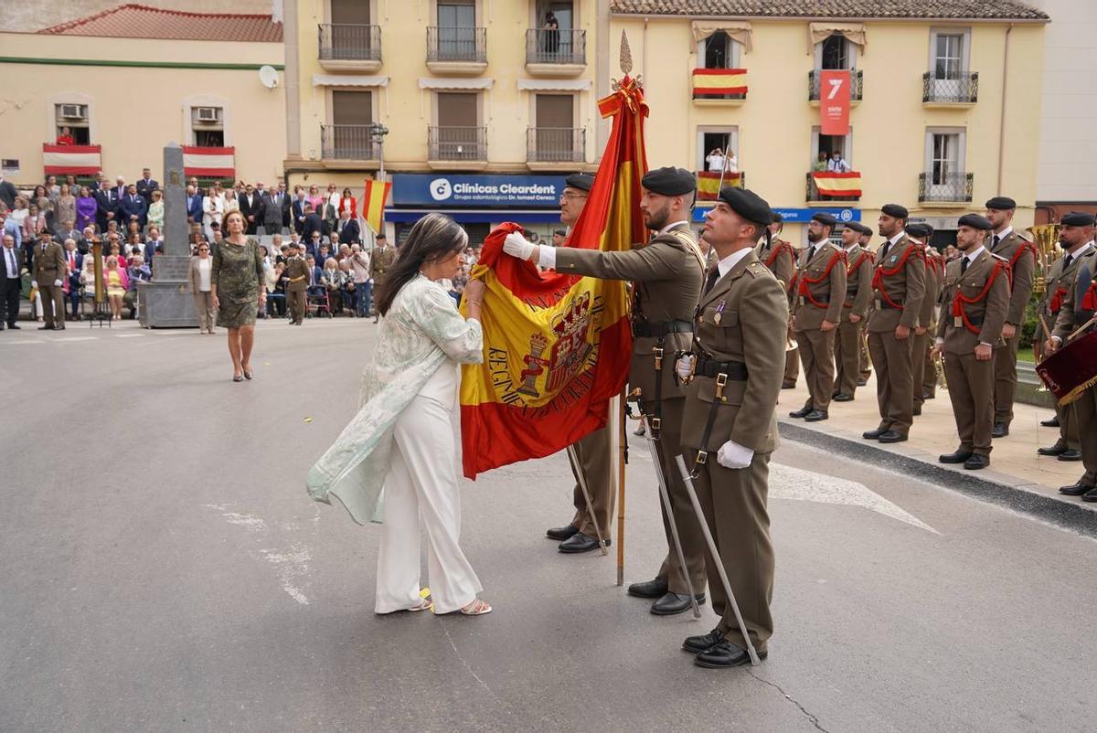 La alcaldesa de Linares jura bandera en el acto celebrado este sábado.