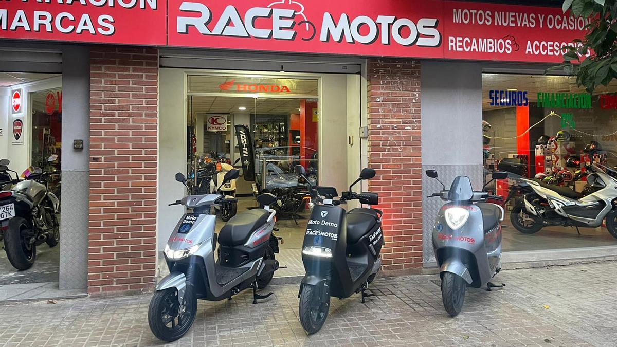 La gama Yadea junto a la fachada de Race Motos.