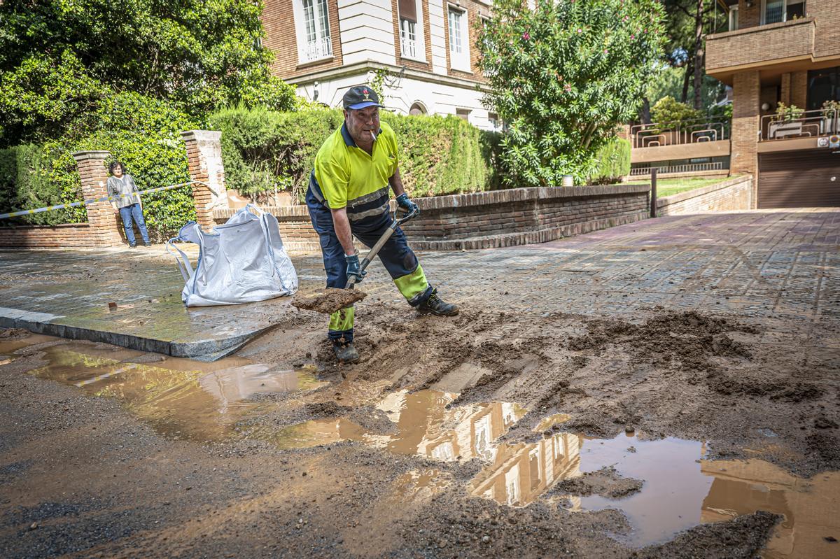 Escape de agua de grandes dimensiones en la avenida Pedralbes con el paseo Manuel Girona de Barcelona