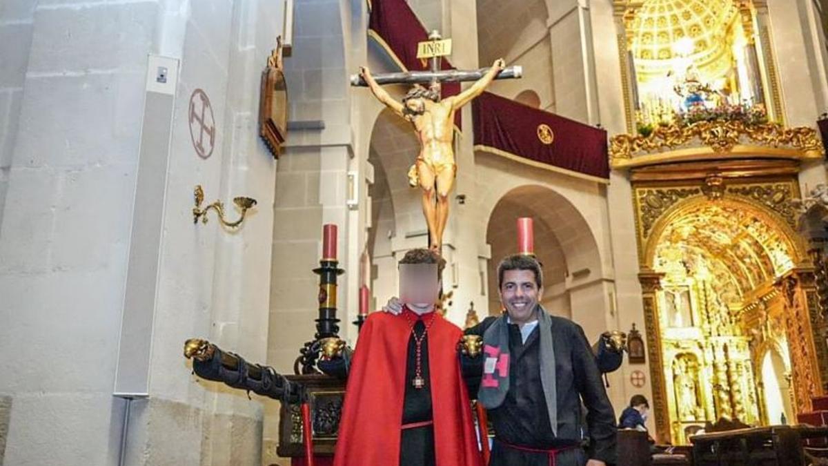 Carlos Mazón, junto a su hijo, junto a la imagen del Cristo de la Buena Muerte.