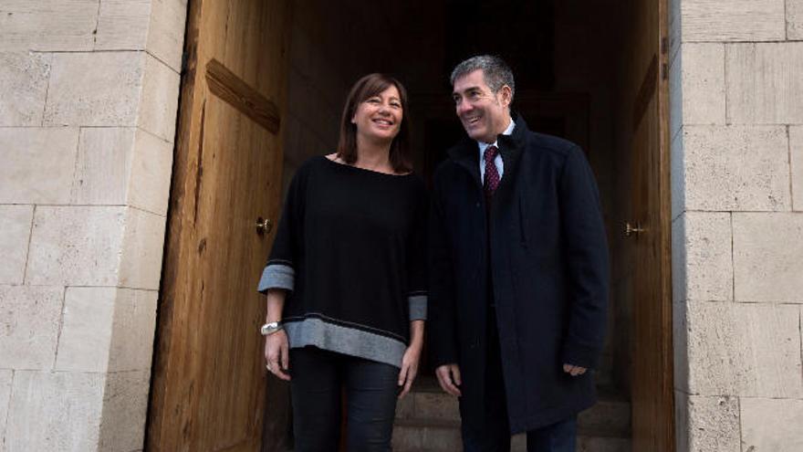 Fernando Clavijo, ayer, con Francina Armengol, en la cumbre entre los gobiernos de Baleares y Canarias.