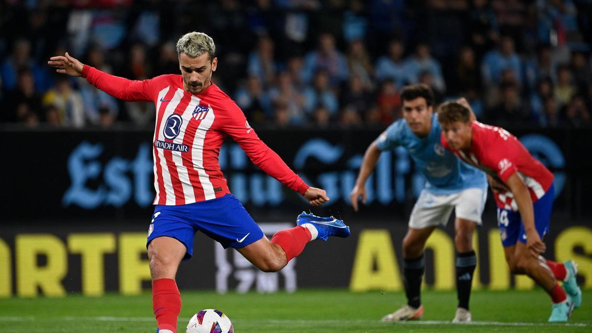 Antoine Griezmann, jugador del Atlético de Madrid, lanza un penalti ante el Celta.