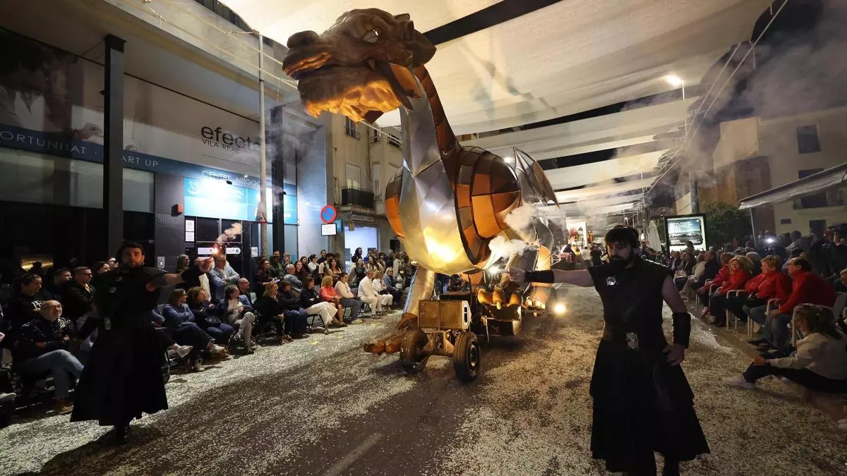La cabalgata de las fiestas vuelve a iluminar la noche de Vila-real 17 años después
