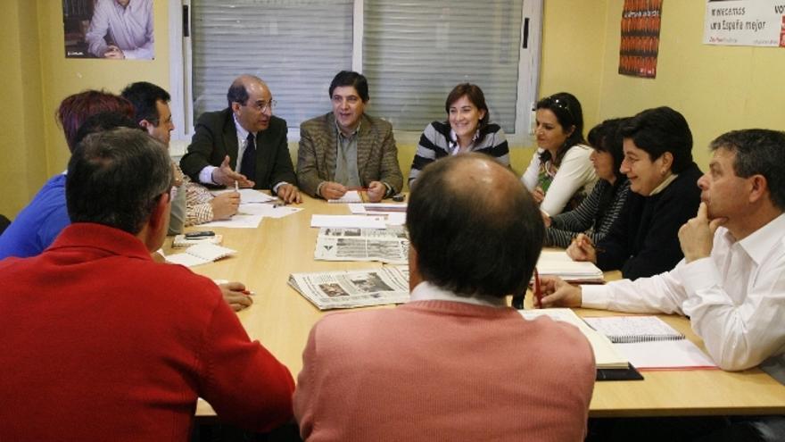 Los representantes institucionales y de la gestora del PSOE zamorano, ayer en su reunión en la sede socialista